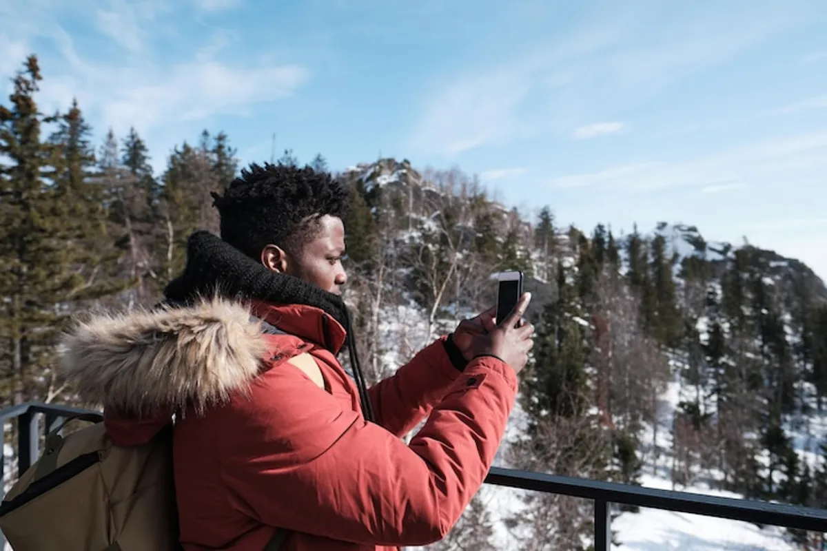 Hand scrollt durch eine Bildergalerie auf einem Smartphone