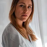 Porträtfoto einer gut gelaunten Leserin